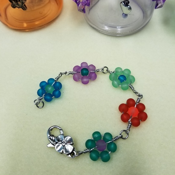 Multicolored Sea Glass Flower Bracelet. - Picture 2 of 2